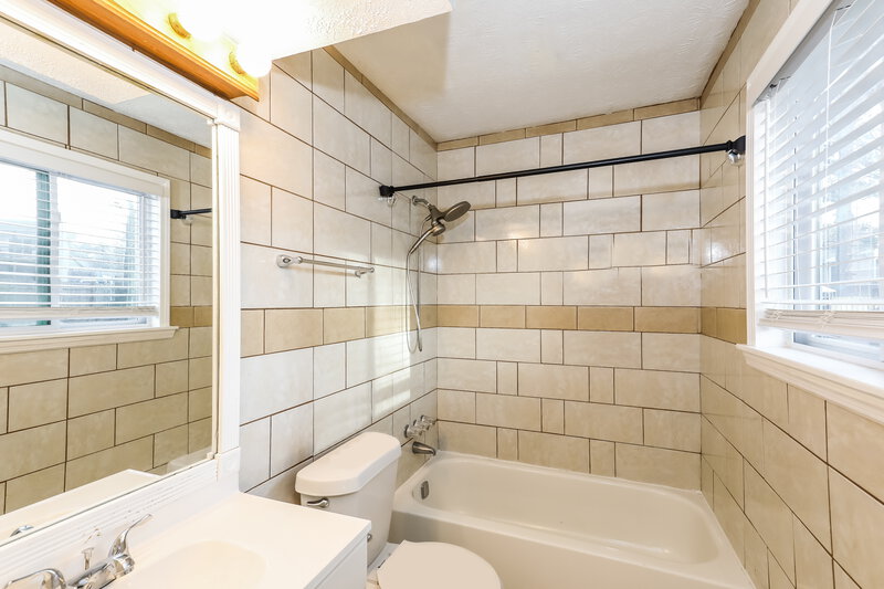 1,990/Mo, 8330 Beechwood Ct Riverdale, GA 30274 Bathroom View