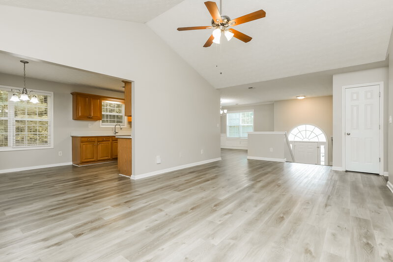 2,250/Mo, 95 Cliff View Dr Covington, GA 30016 Living Room View 2