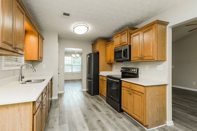 2,250/Mo, 95 Cliff View Dr Covington, GA 30016 Kitchen View