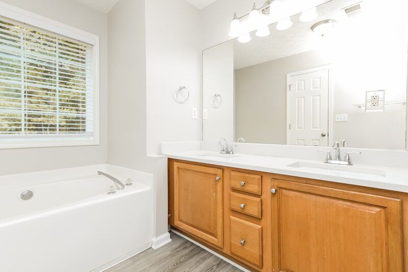 2,250/Mo, 95 Cliff View Dr Covington, GA 30016 Main Bathroom View