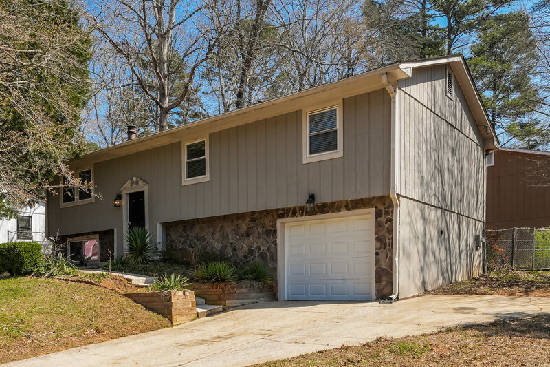 0/Mo, 2194 Cherokee Valley Cir Lithonia, GA 30058 Front View