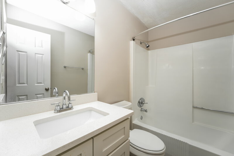 0/Mo, 2194 Cherokee Valley Cir Lithonia, GA 30058 Main Bathroom View