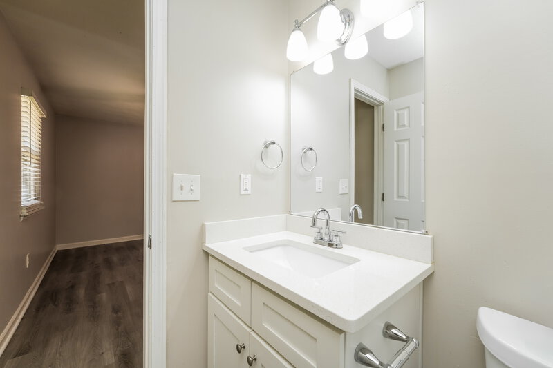 0/Mo, 2194 Cherokee Valley Cir Lithonia, GA 30058 Main Bathroom View 2