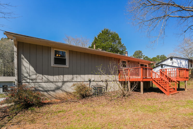 0/Mo, 2194 Cherokee Valley Cir Lithonia, GA 30058 Rear View