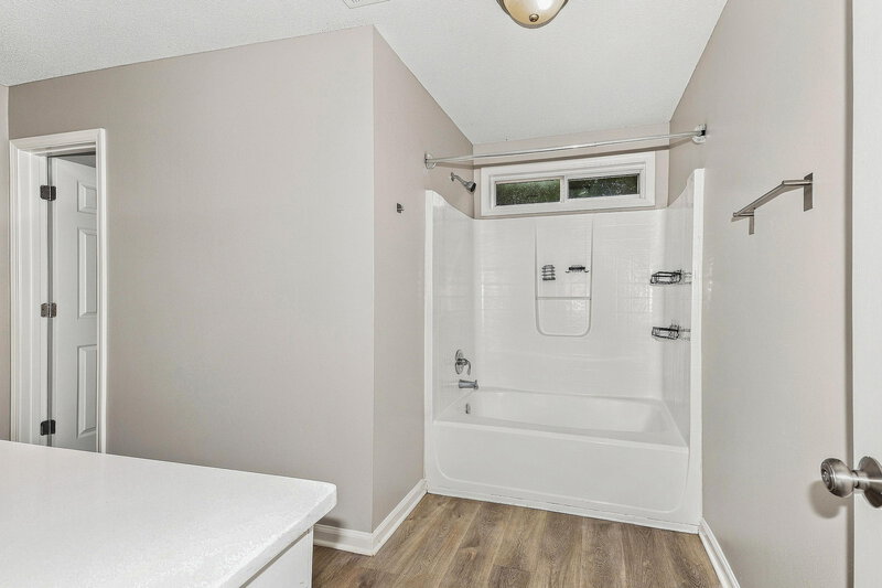1,735/Mo, 6612 Chestnut Oaks Rdg Lithonia, GA 30038 Primary Bathroom View 3