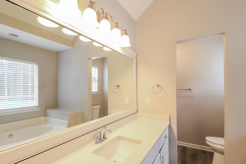 1,930/Mo, 25 Woodland Dr Covington, GA 30016 Main Bathroom View