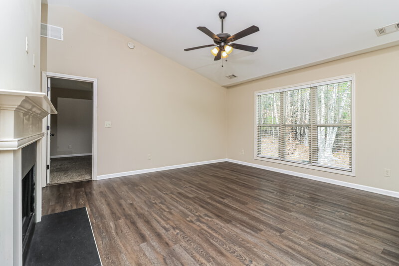 2,315/Mo, 981 West Avenue Dallas, GA 30157 Living Room View