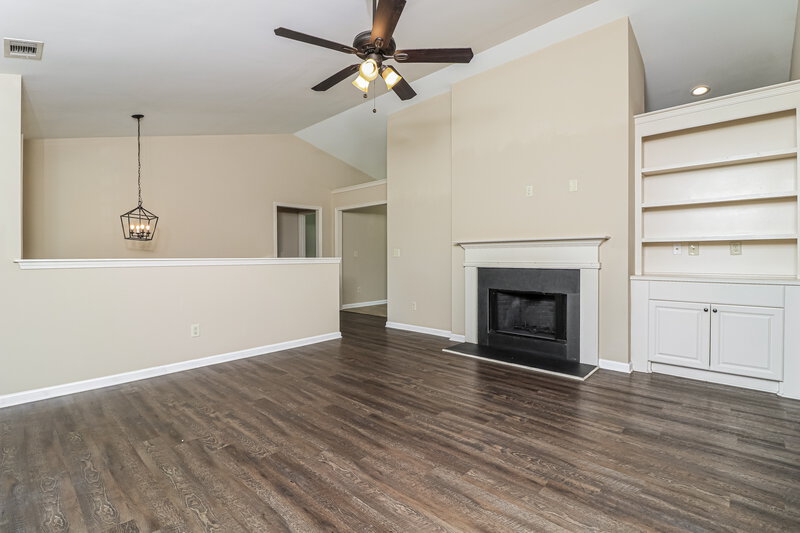 2,315/Mo, 981 West Avenue Dallas, GA 30157 Living Room View 2