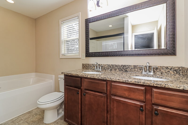 2,315/Mo, 981 West Avenue Dallas, GA 30157 Main Bathroom View