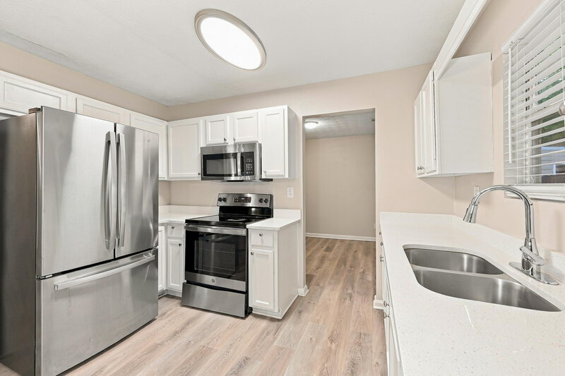 1,850/Mo, 5656 Wellborn Oaks Ct Lithonia, GA 30058 Kitchen View 2