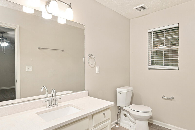 1,850/Mo, 5656 Wellborn Oaks Ct Lithonia, GA 30058 Primary Bathroom View 2