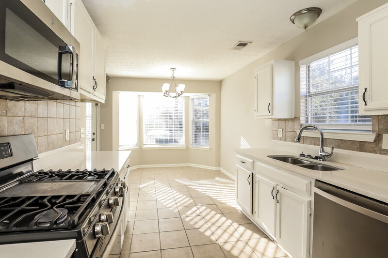 1,700/Mo, 939 Maple Leaf Rdg Jonesboro, GA 30238 Kitchen View