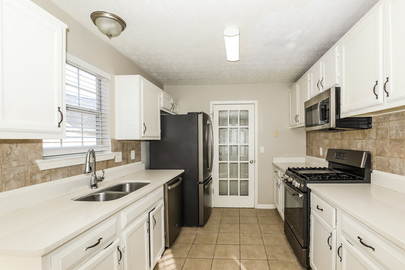 1,700/Mo, 939 Maple Leaf Rdg Jonesboro, GA 30238 Kitchen View 2