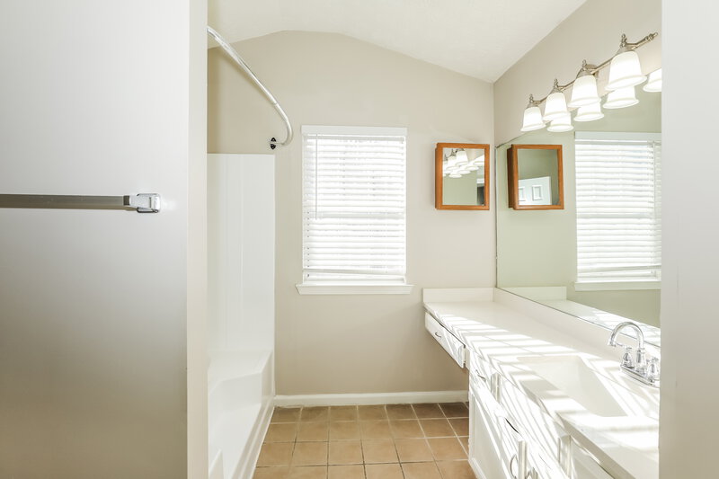 1,700/Mo, 939 Maple Leaf Rdg Jonesboro, GA 30238 Main Bathroom View