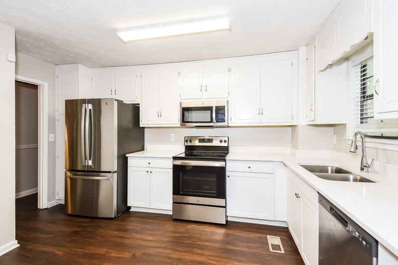 2,040/Mo, 1620 Olde Spring Trl Lithia Springs, GA 30122 Kitchen View 2
