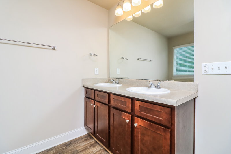 2,575/Mo, 279 Faron Dr Atlanta, GA 30331 Bathroom View