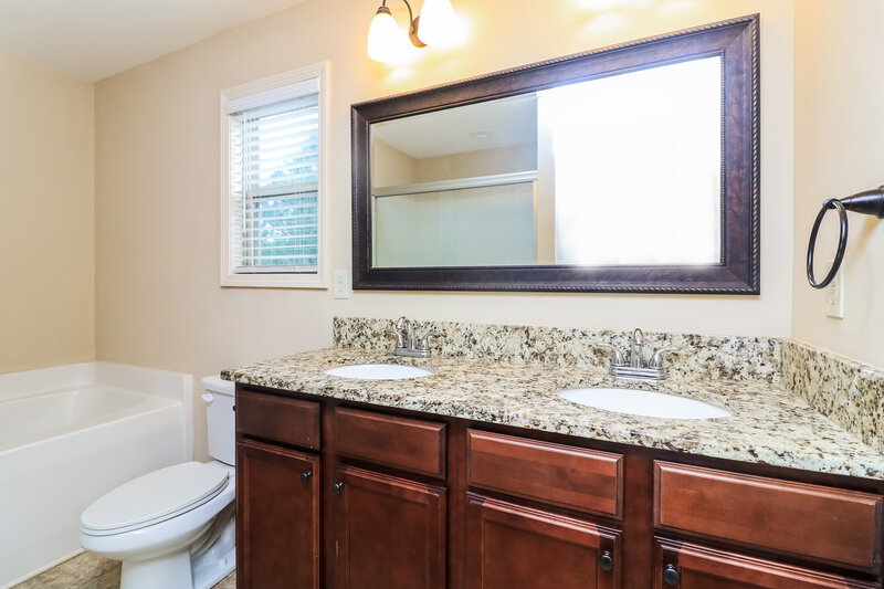 1,970/Mo, 913 West Avenue Dallas, GA 30157 Main Bathroom View 2