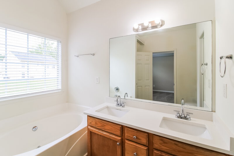 2,005/Mo, 422 Limerick Way Hampton, GA 30228 Main Bathroom View