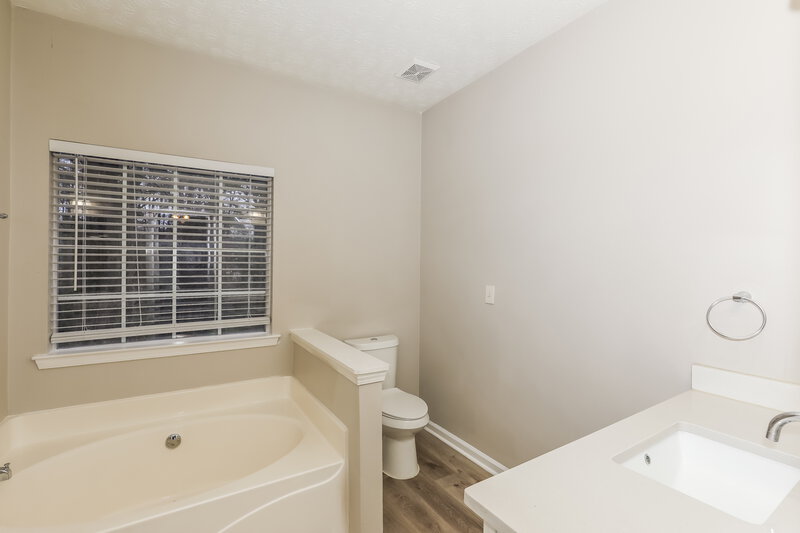 1,990/Mo, 7430 Royale Ln Riverdale, GA 30296 Main Bathroom View