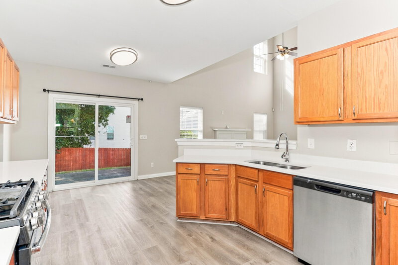 2,200/Mo, 298 Summit View Dr McDonough, GA 30253 Kitchen View 2
