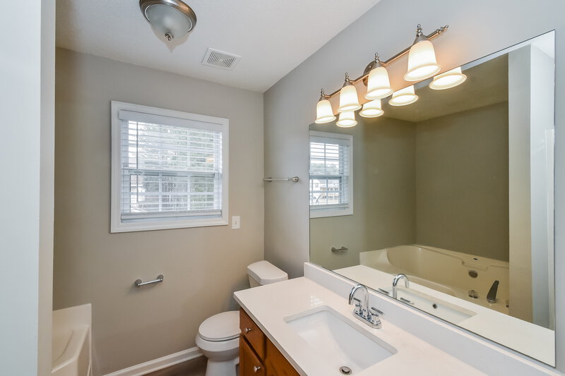 1,800/Mo, 816 Regency Ct Villa Rica, GA 30180 Main Bathroom View
