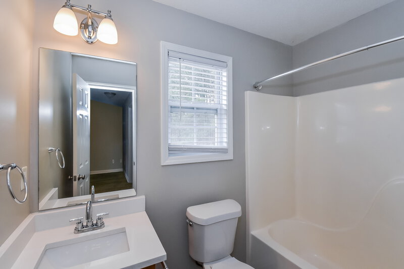 1,800/Mo, 816 Regency Ct Villa Rica, GA 30180 Bathroom View 2