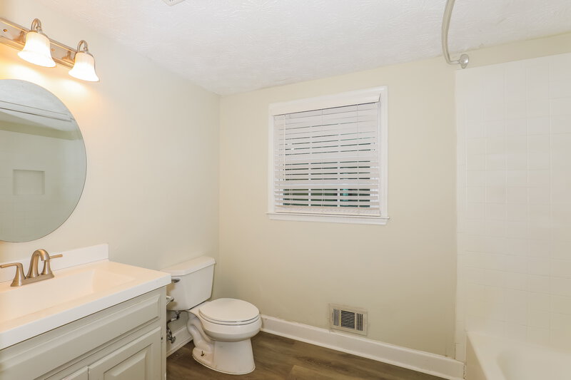 2,035/Mo, 8148 Tupelo Trl Jonesboro, GA 30236 Main Bathroom View 2