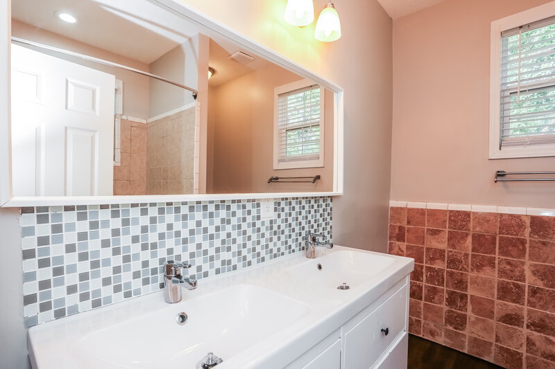 1,985/Mo, 4581 Doral Dr SW Atlanta, GA 30331 Main Bathroom View