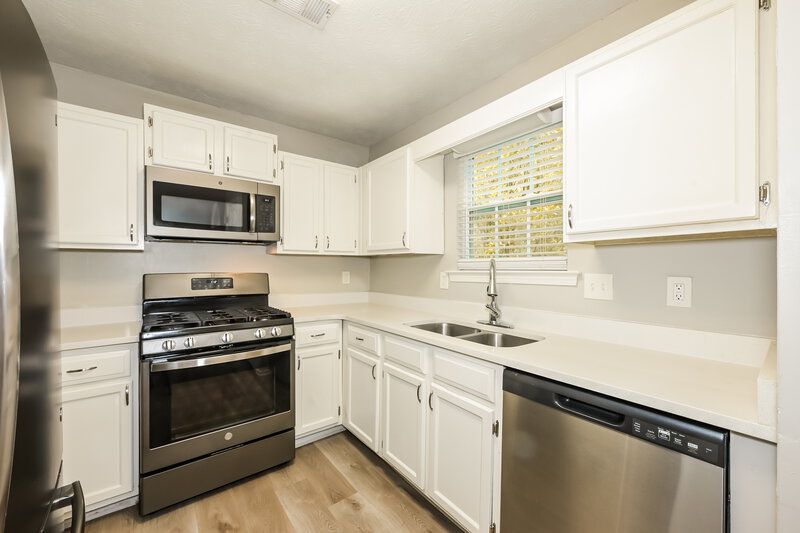 2,250/Mo, 2092 Wedgewood Dr Stone Mountain, GA 30088 Kitchen View