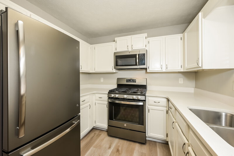 2,250/Mo, 2092 Wedgewood Dr Stone Mountain, GA 30088 Kitchen View 2