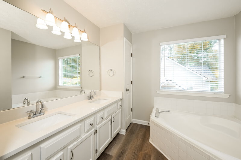 2,250/Mo, 2092 Wedgewood Dr Stone Mountain, GA 30088 Main Bathroom View