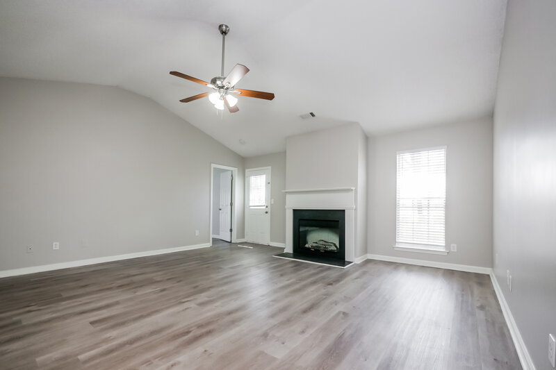 1,955/Mo, 264 Galway Ln Hampton, GA 30228 Living Room View 3