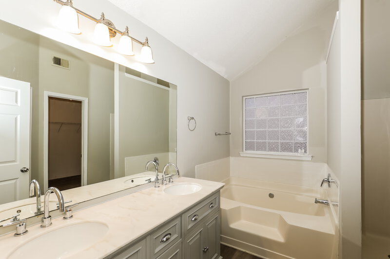 2,060/Mo, 1585 Tigris Ct College Park, GA 30349 Main Bathroom View