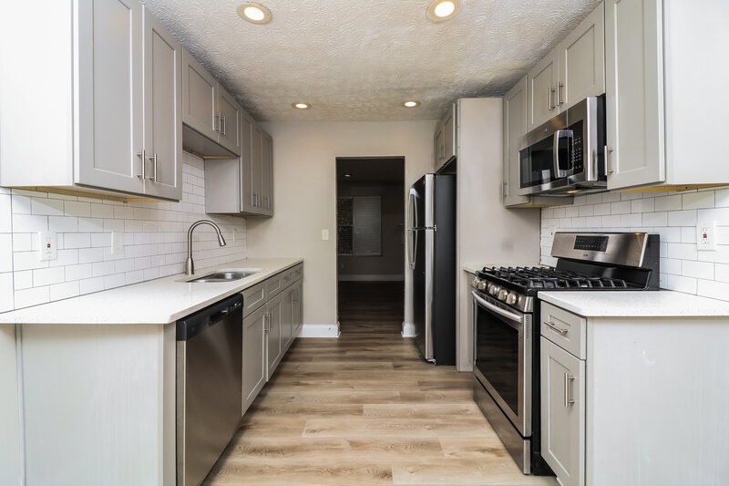 2,460/Mo, 2959 Sugarcreek Ln SE Atlanta, GA 30316 Kitchen View