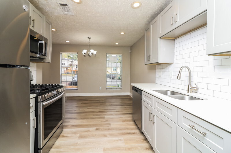 2,460/Mo, 2959 Sugarcreek Ln SE Atlanta, GA 30316 Kitchen View 2