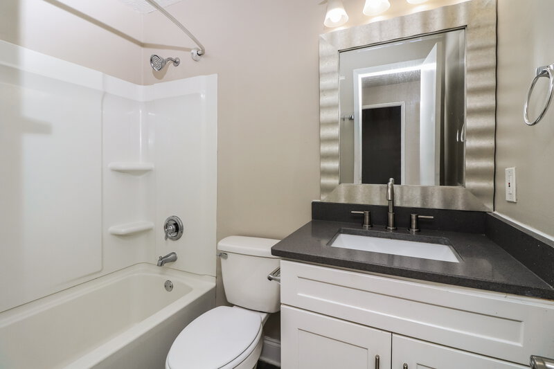 2,460/Mo, 2959 Sugarcreek Ln SE Atlanta, GA 30316 Main Bathroom View