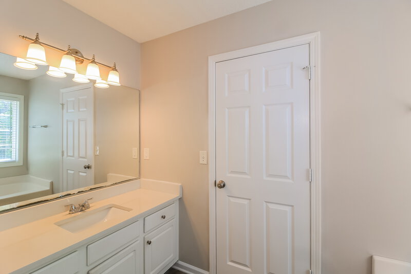 2,080/Mo, 6013 Yellowood Ct Atlanta, GA 30349 Main Bathroom View