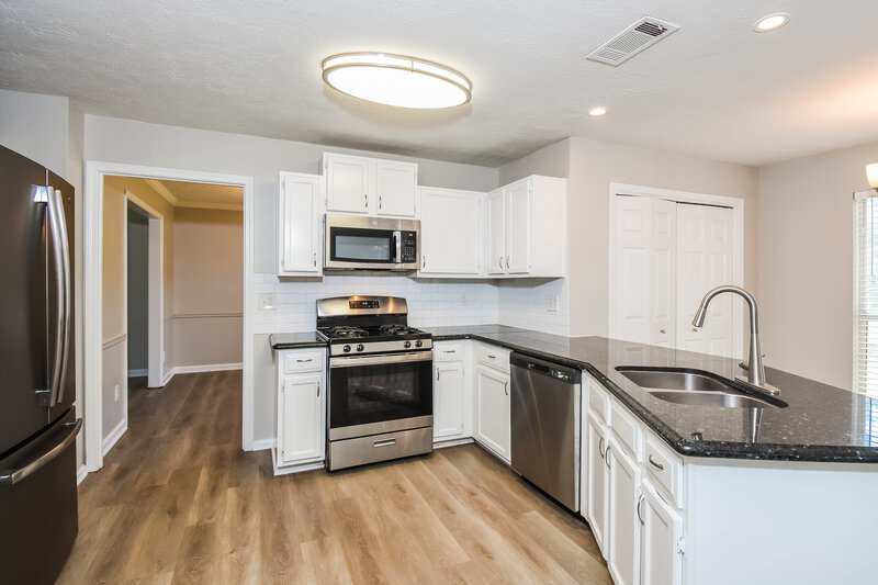 2,300/Mo, 2057 Wedgewood Drive Stone Mountain, GA 30088 Kitchen View