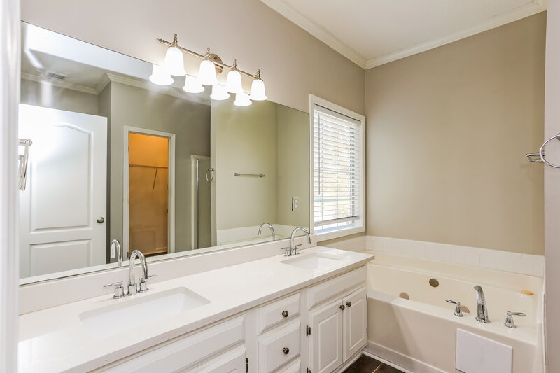 1,955/Mo, 2337 Reeves Creek Rd Jonesboro, GA 30236 Main Bathroom View