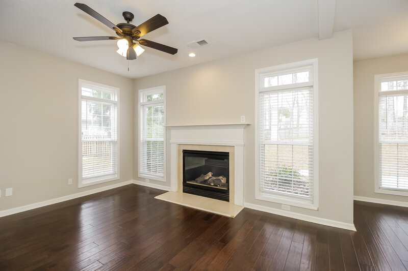 2,460/Mo, 40 Forest Pt Newnan, GA 30265 Living Room View