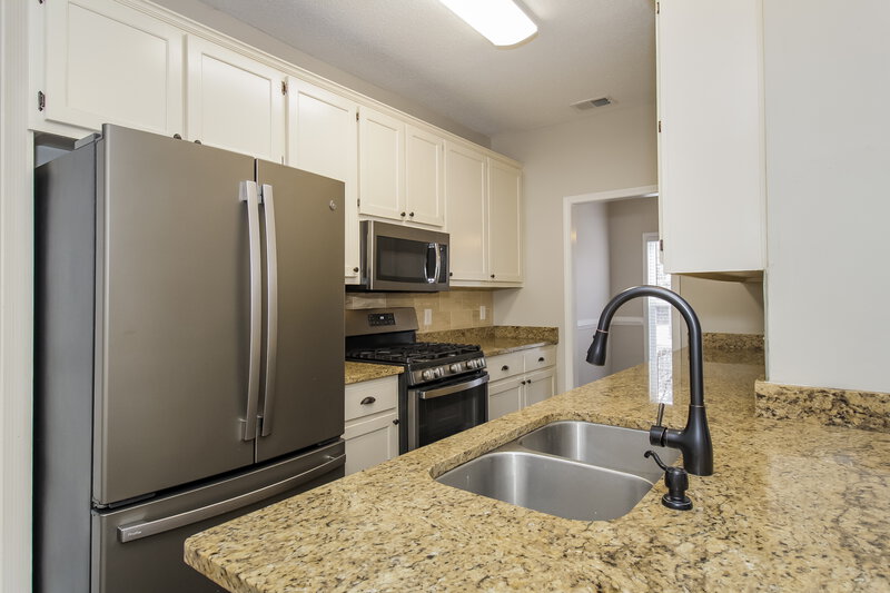 2,460/Mo, 40 Forest Pt Newnan, GA 30265 Kitchen View