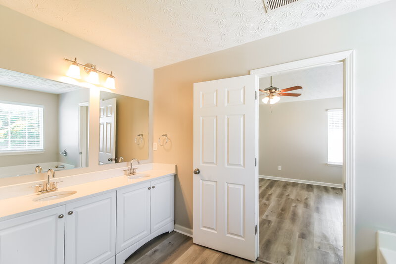 2,390/Mo, 3505 Creekview Dr Union City, GA 30291 Main Bathroom View