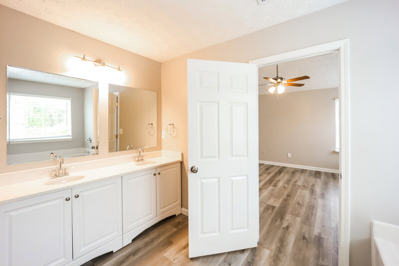 2,565/Mo, 3505 Creekview Dr Union City, GA 30291 Main Bathroom View