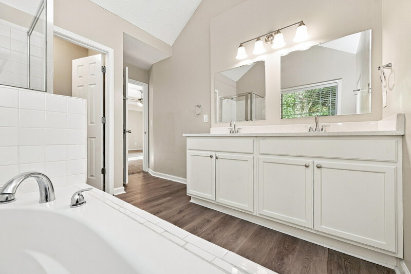 2,375/Mo, 330 Derby Drive Riverdale, GA 30274 Primary Bathroom View 2