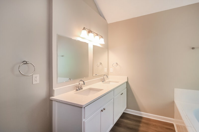 2,425/Mo, 330 Derby Drive Riverdale, GA 30274 Main Bathroom View