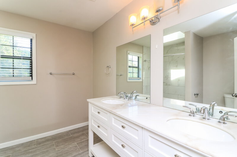 1,850/Mo, 2408 Chauncey Lane SW Marietta, GA 30064 Main Bathroom View