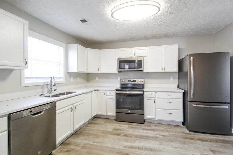 2,100/Mo, 100 Syracuse Ln Covington, GA 30016 Kitchen View