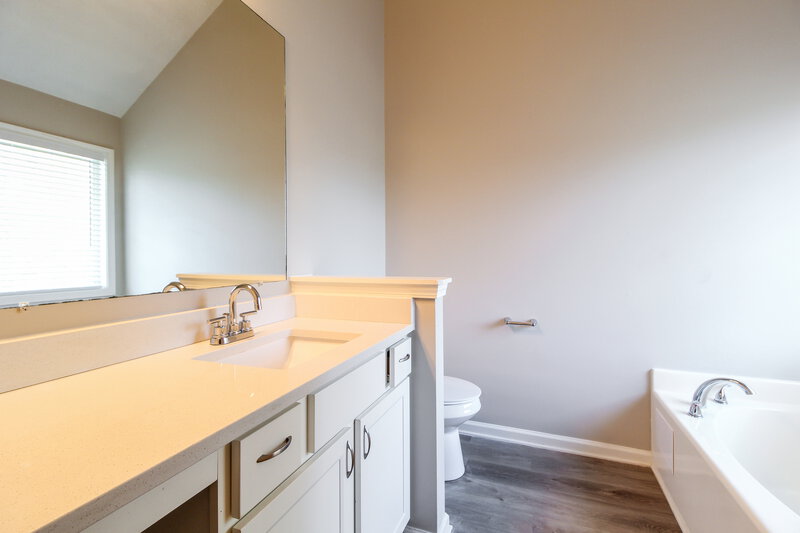 2,100/Mo, 100 Syracuse Ln Covington, GA 30016 Main Bathroom View