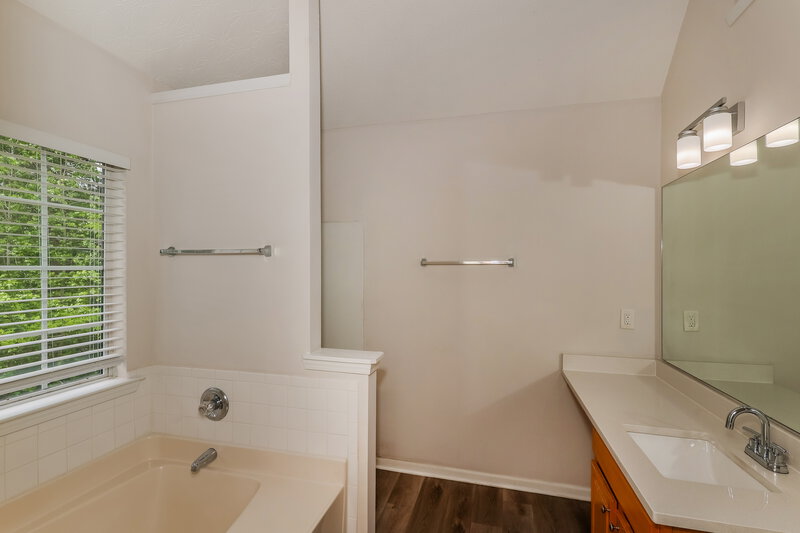 2,025/Mo, 512 Tori Ct Palmetto, GA 30268 Main Bathroom View