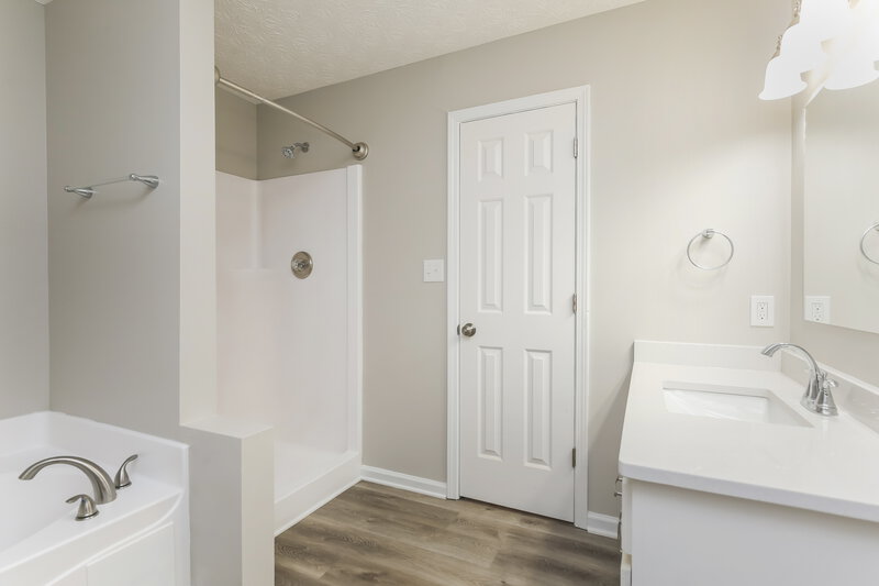 1,975/Mo, 306 Mary Alice Dr Winder, GA 30680 Main Bathroom View